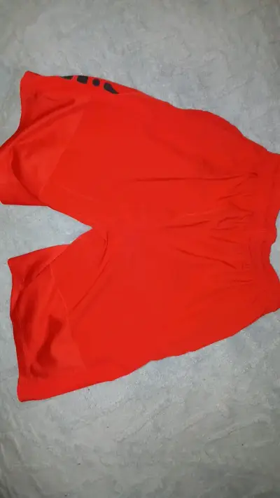 Shorts deportivos rojos Nike para hombre - miniatura 2