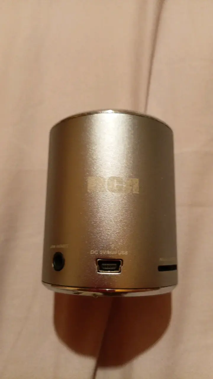 Parlante portátil Bluetooth plateado - 2