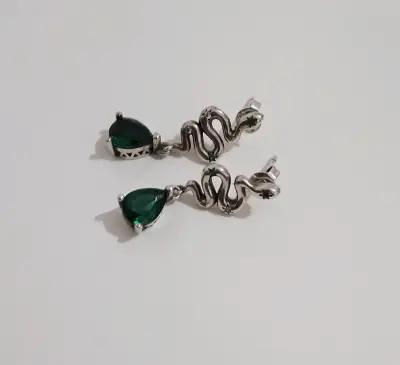 Pendientes de serpiente con piedra verde - miniatura 2