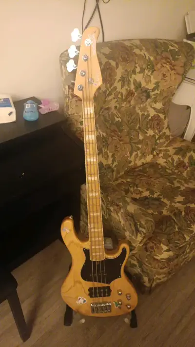 Bajo Eléctrico Cort GB74 con Amplificador Randall - miniatura 1