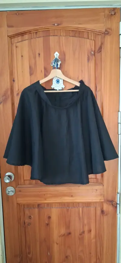Capa Negra Elegante para Mujer - miniatura 2