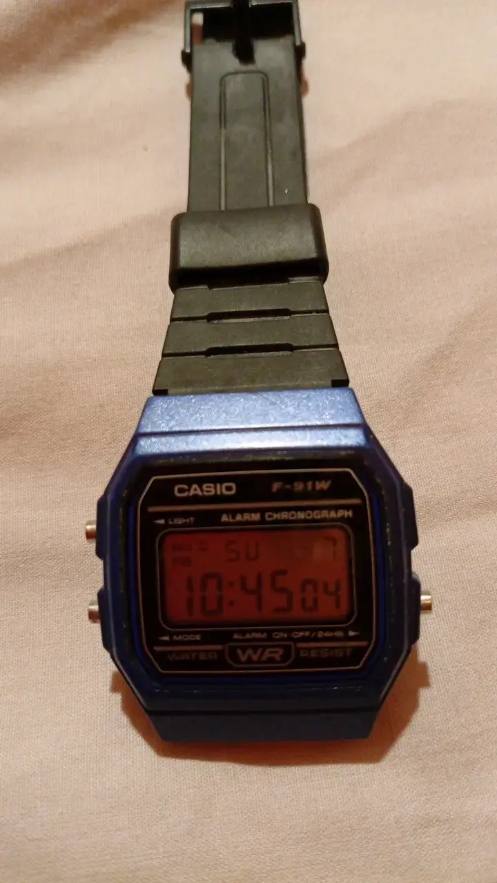 Reloj digital Casio F-91W azul con cronómetro