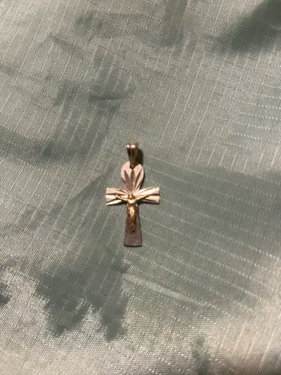 Colgante de cruz en metal dorado y plateado - miniatura 1