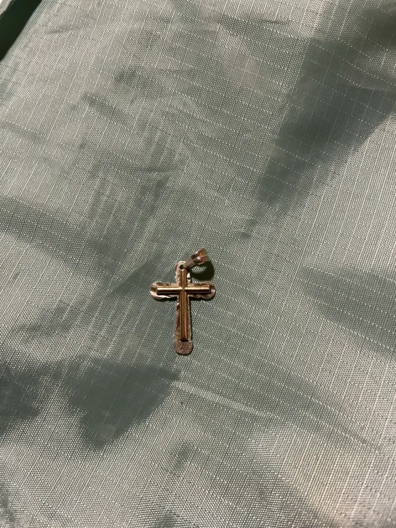 Colgante de cruz en metal dorado y plateado - 2