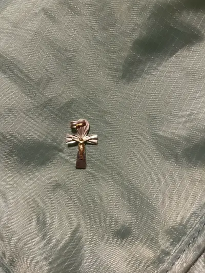 Colgante de cruz en metal dorado y plateado - miniatura 3