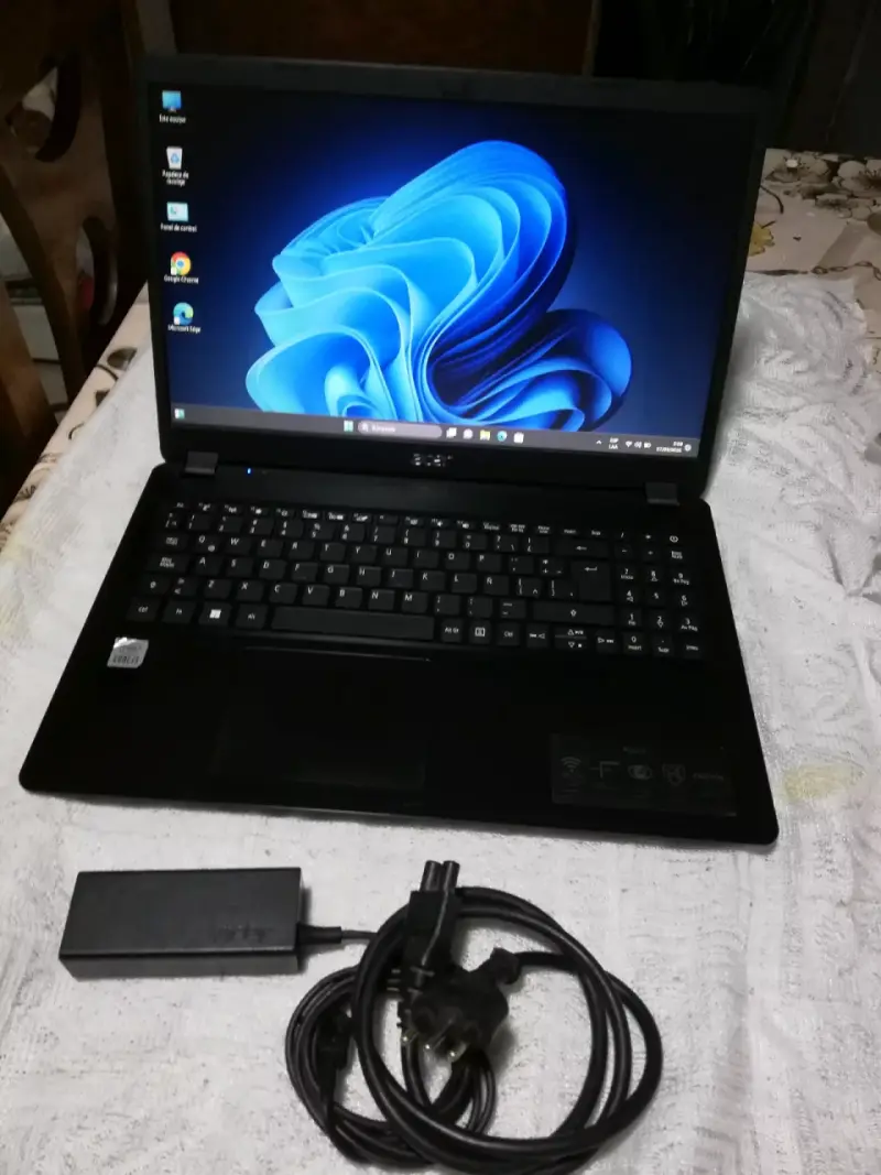 Laptop Acer Aspire 3 con cargador