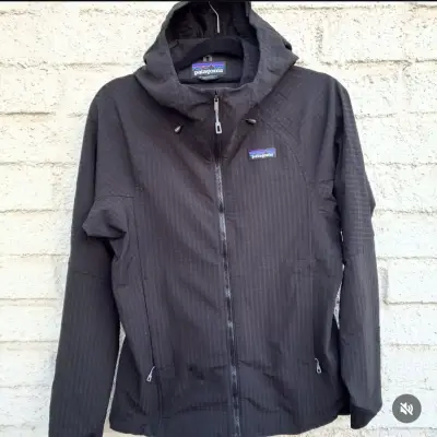 Chaqueta impermeable negra Patagonia con capucha - miniatura 1