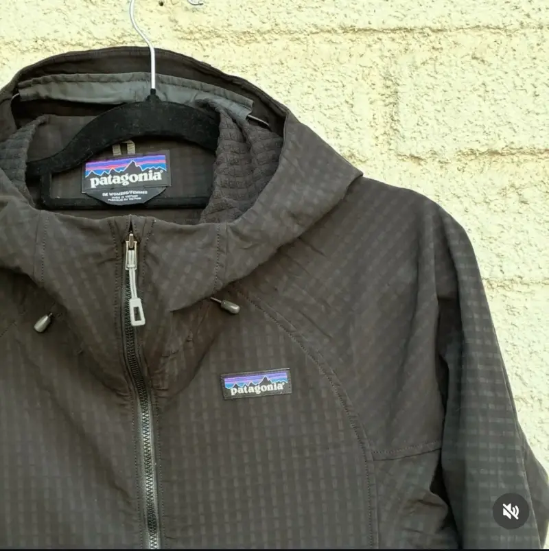 Chaqueta impermeable negra Patagonia con capucha - 2