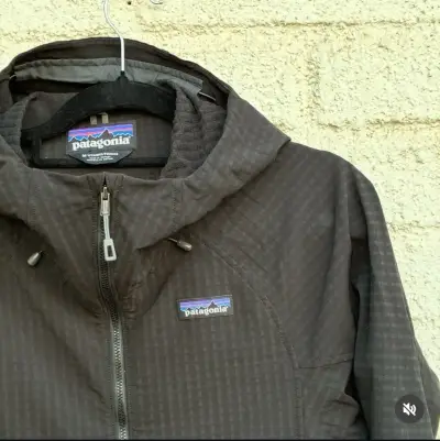Chaqueta impermeable negra Patagonia con capucha - miniatura 2