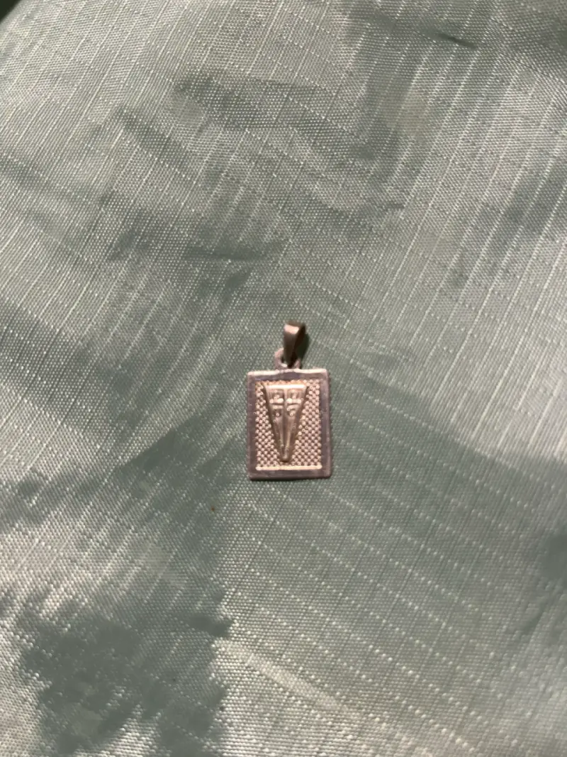 Colgante de plata con diseño UC - 2