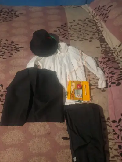 Traje típico chileno con sombrero y accesorios - miniatura 1