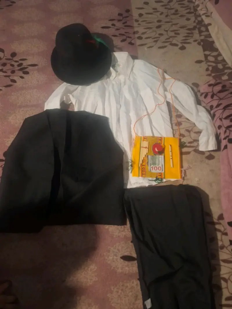 Traje típico chileno con sombrero y accesorios - 2