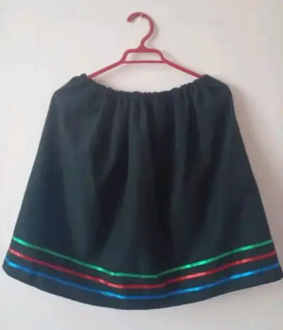 Falda tradicional negra con cintas de colores - miniatura 1