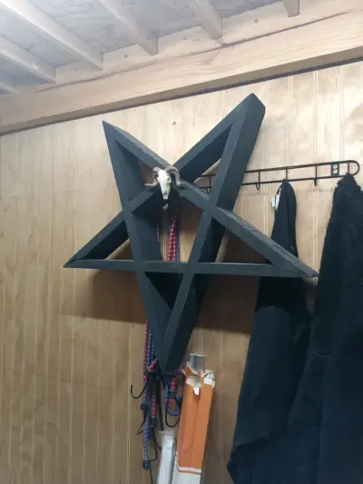 Estante de madera en forma de pentagrama - miniatura 1