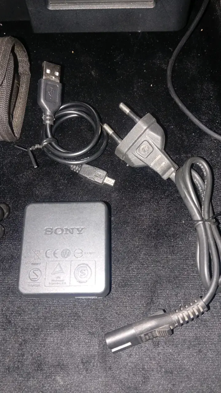 Cámara Sony Cyber-shot 16.1 MP con accesorios - 3