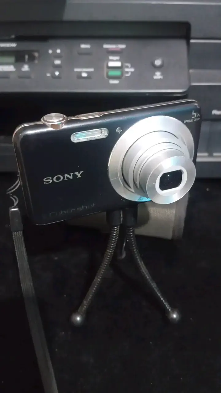 Cámara Sony Cyber-shot 16.1 MP con accesorios - 6