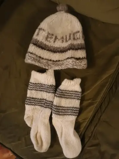 Conjunto de gorro y calcetines de lana Temuco - miniatura 1