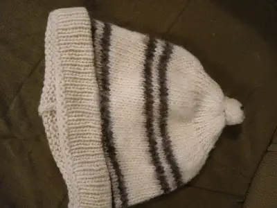 Conjunto de gorro y calentadores de lana blanco y gris - miniatura 1