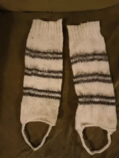 Conjunto de gorro y calentadores de lana blanco y gris - miniatura 2