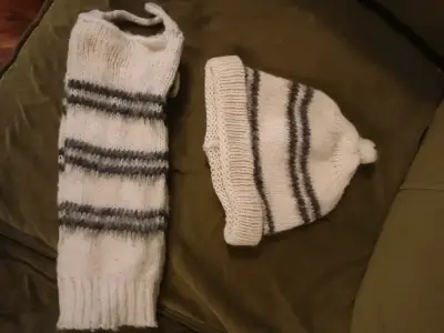 Conjunto de gorro y calentadores de lana blanco y gris - miniatura 3