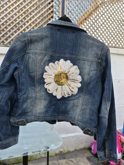 Chaqueta de mezclilla con diseño de flor - miniatura 1