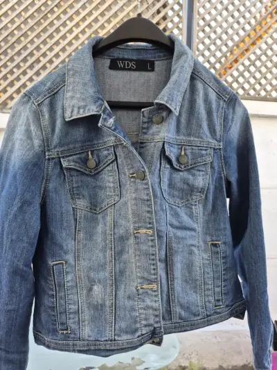 Chaqueta de mezclilla con diseño de flor - miniatura 2