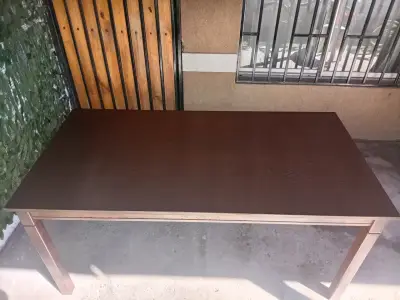 Mesa de comedor rectangular de madera oscura - miniatura 1