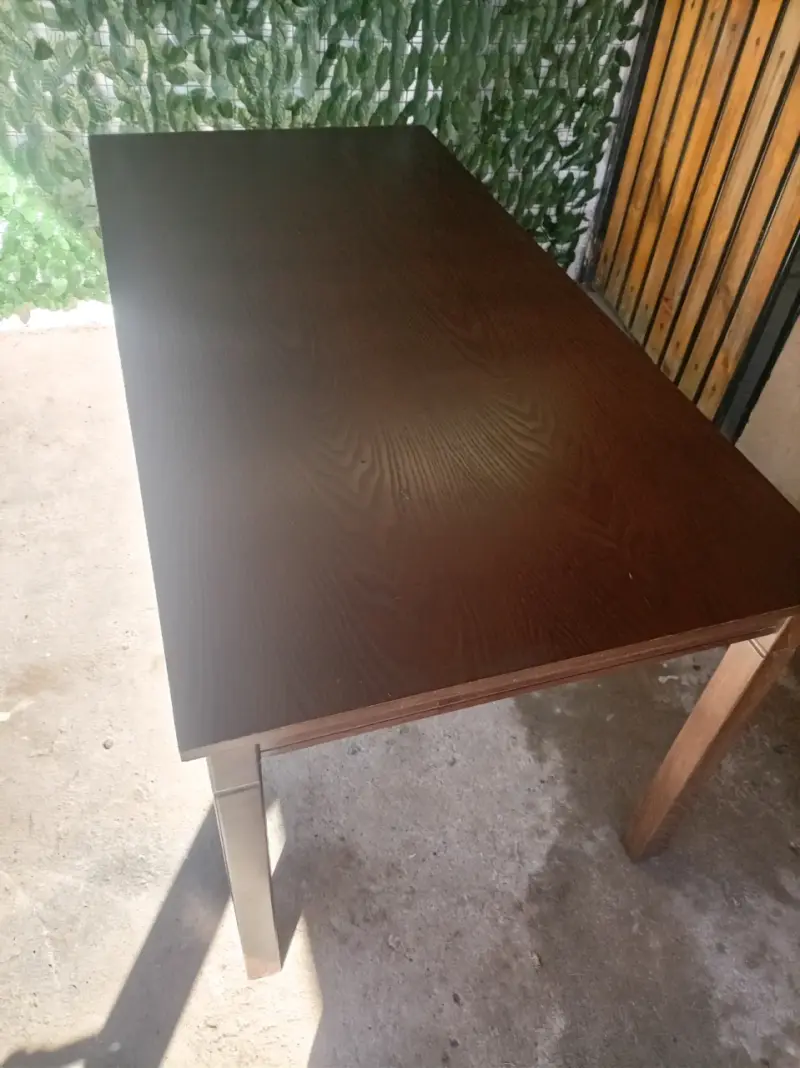 Mesa de comedor rectangular de madera oscura - 2