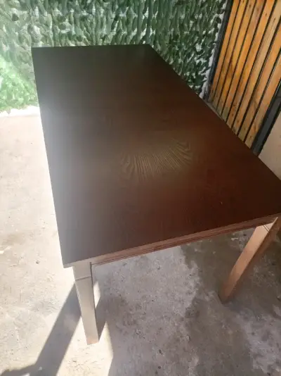 Mesa de comedor rectangular de madera oscura - miniatura 2