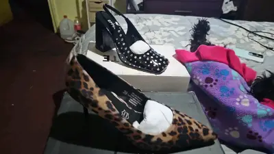 Zapatos de tacón estampado animal print y tachas - miniatura 1