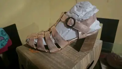 Zapatos de tacón estampado animal print y tachas - miniatura 2