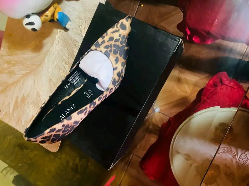 Zapatos de tacón estampado animal print y tachas - 3