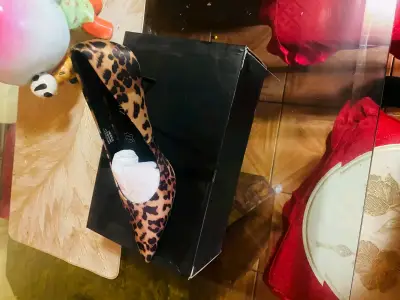 Zapatos de tacón estampado animal print y tachas - miniatura 4