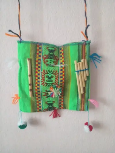 Bolso artesanal verde con diseño étnico - miniatura 1