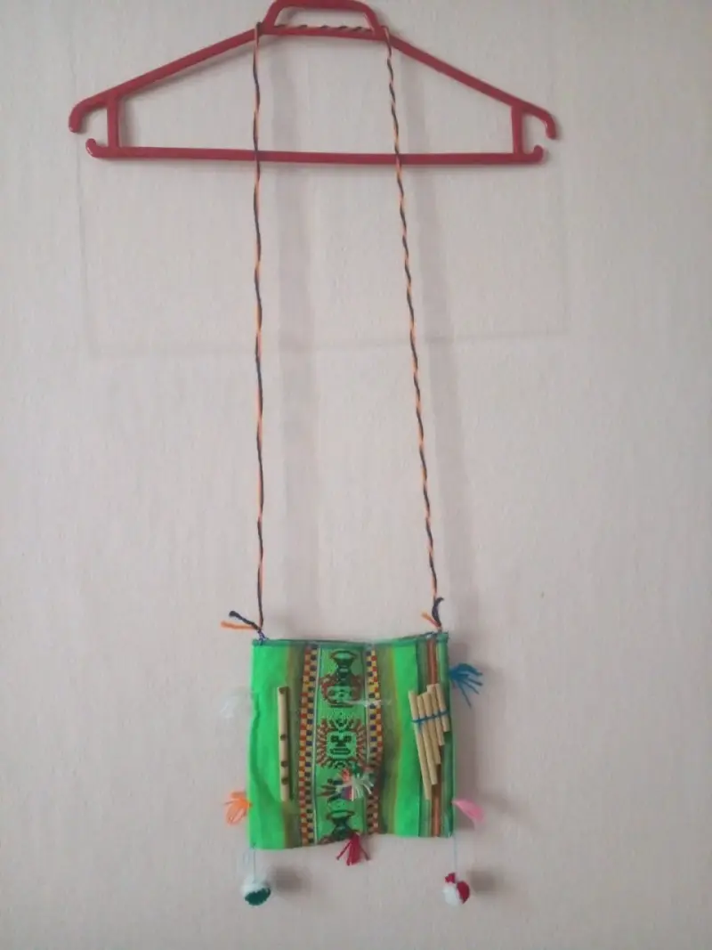 Bolso artesanal verde con diseño étnico - 2