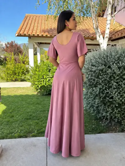 Vestido largo rosa con diseño elegante - miniatura 2