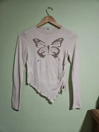 Polera manga larga beige con diseño de mariposa Efesis - miniatura 1