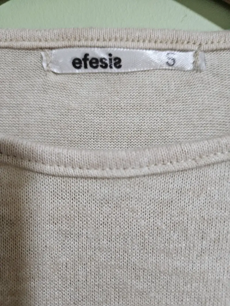 Polera manga larga beige con diseño de mariposa Efesis - 2