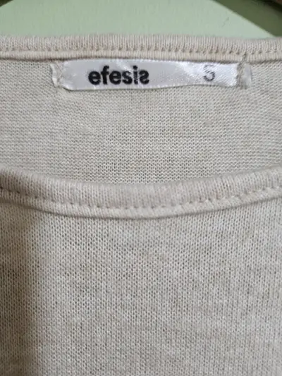 Polera manga larga beige con diseño de mariposa Efesis - miniatura 2