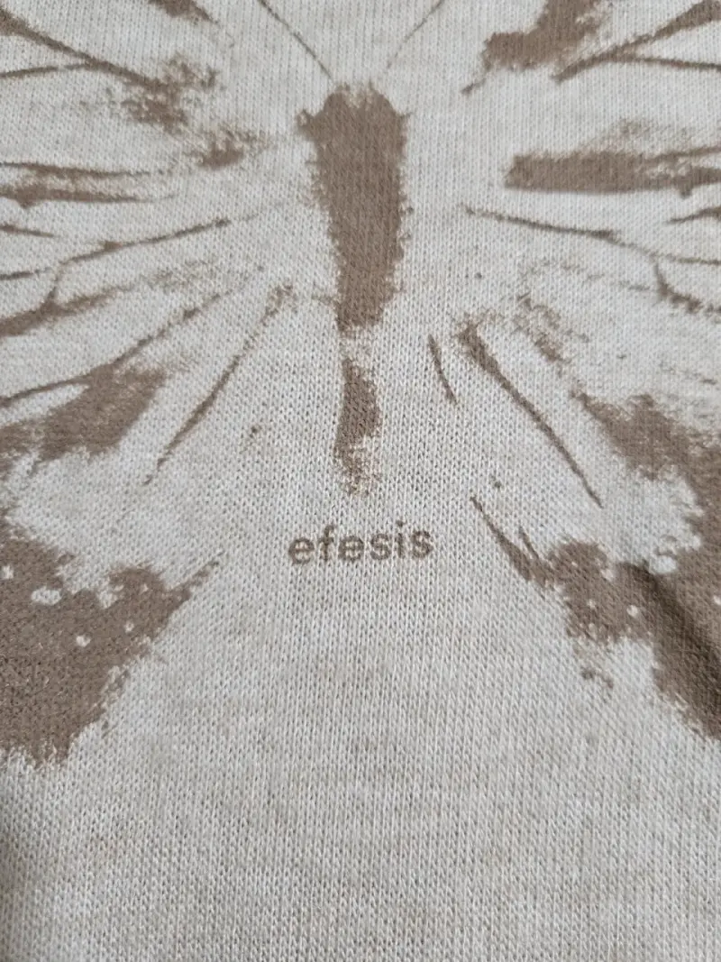Polera manga larga beige con diseño de mariposa Efesis - 3