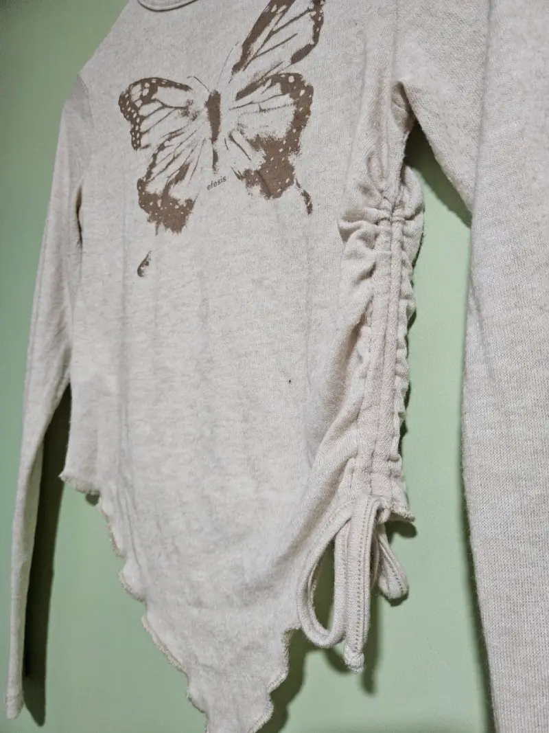 Polera manga larga beige con diseño de mariposa Efesis - 4