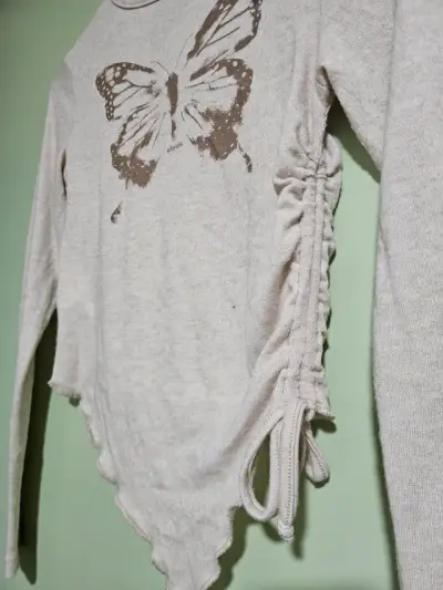 Polera manga larga beige con diseño de mariposa Efesis - miniatura 4