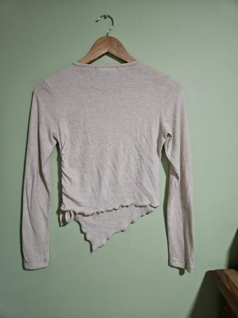 Polera manga larga beige con diseño de mariposa Efesis - 5