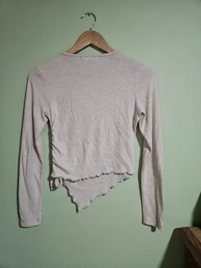 Polera manga larga beige con diseño de mariposa Efesis - miniatura 5