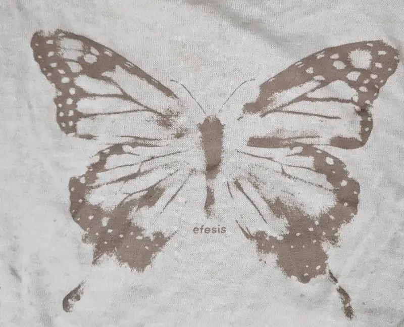 Polera manga larga beige con diseño de mariposa Efesis - 6