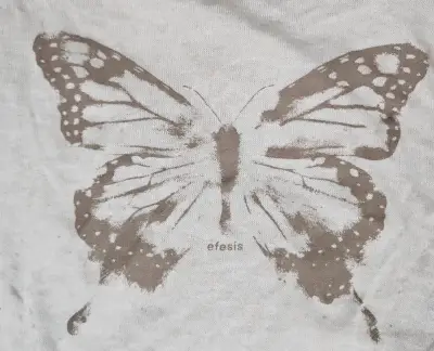 Polera manga larga beige con diseño de mariposa Efesis - miniatura 6