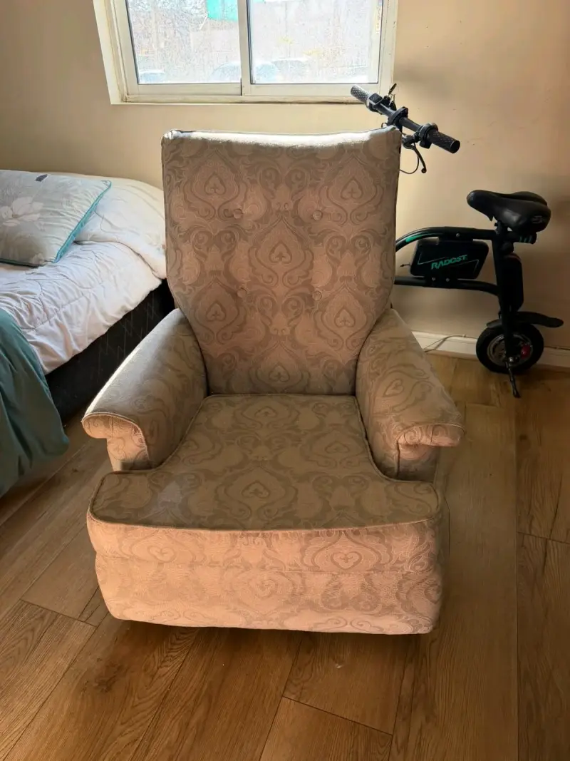 Sillón Bergere tapizado en tela estampada - 4