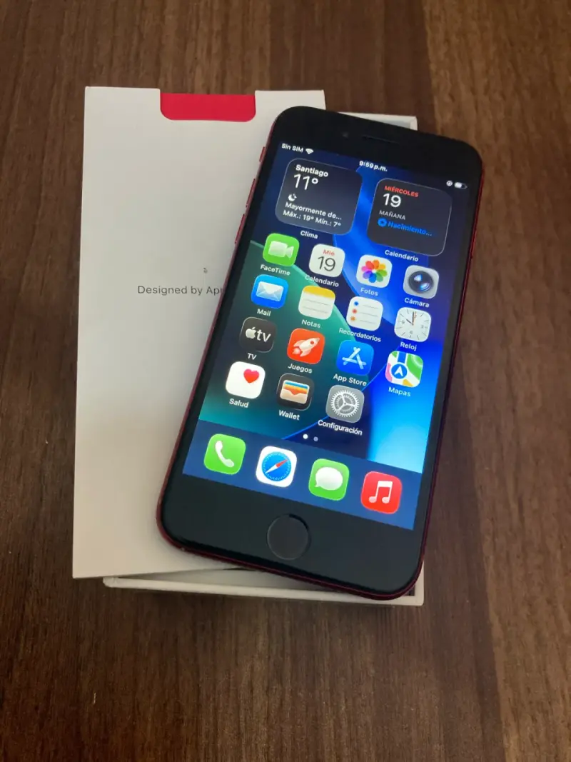 iPhone SE rojo en buen estado - 1