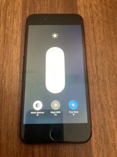iPhone SE rojo en buen estado - miniatura 3