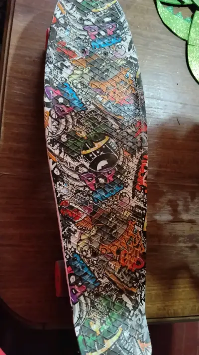 Skateboard con diseño gráfico colorido - miniatura 1